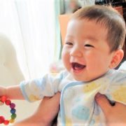 赤ちゃんの笑顔とブラッシング