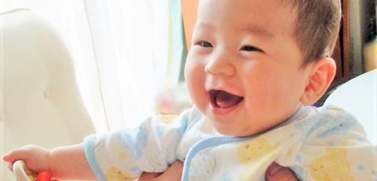 赤ちゃんの笑顔とブラッシング